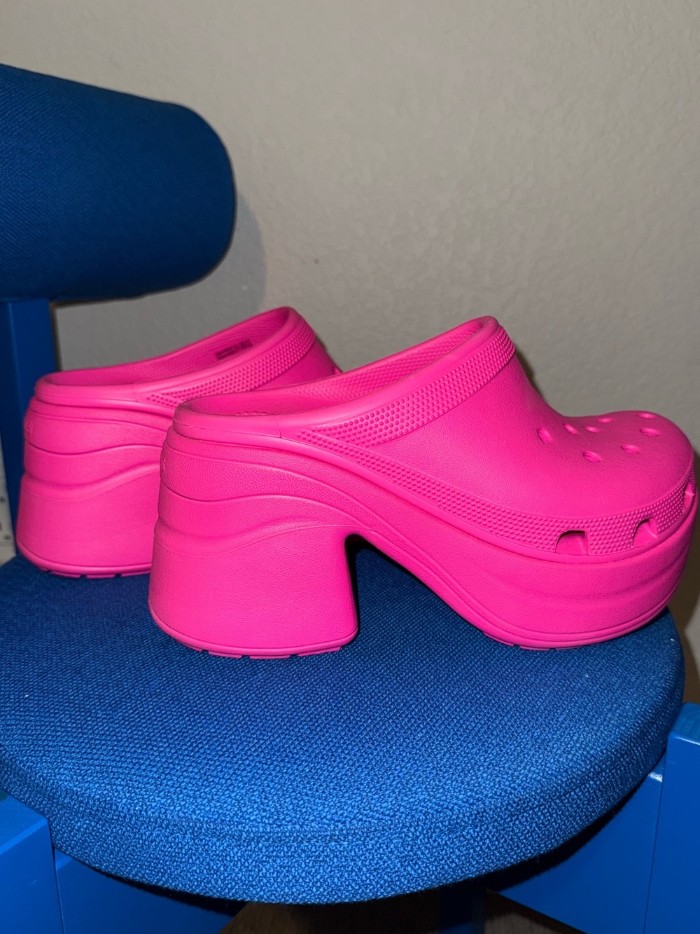 CROCS Hot Pink Siren Clogs Size 7 - Picture 4 of 8